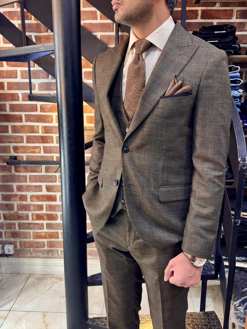 کت و‌شلوار دو دکمه قهوه ای